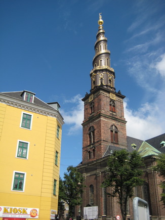Vor Frelsers Kirke in Kopenhagen, met 150 buitentreden Vor Frelsers Kirke in Kopenhagen, met 150 buitentreden
