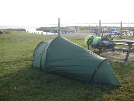 Kamperen bij het haventje van Sandager. De eerste foto's van mijn nieuwe tent Kamperen bij het haventje van Sandager (overnatning i de fri)