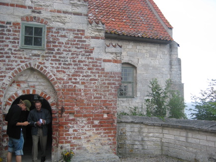 Gamle Kirke in Højerup met uitzicht over de Baltische Zee Gamle Kirke in Højerup met uitzicht over de Baltische Zee