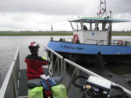 Pont "'t Kleine Veer" over de IJssel bij Hattem Pont "'t Kleine Veer" over de IJssel bij Hattem