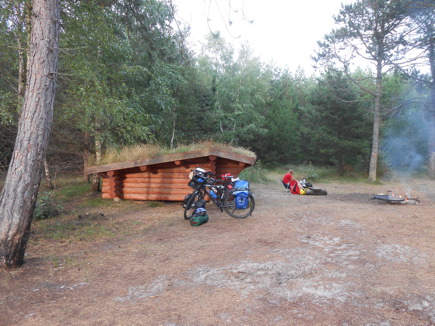 Spending the night in a shelter, in the middle of a forrest Overnatning i det fri