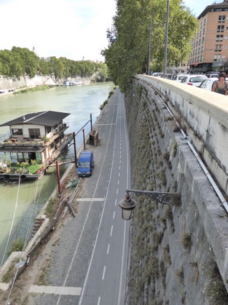 Fietspad langs de Tiber in Rome